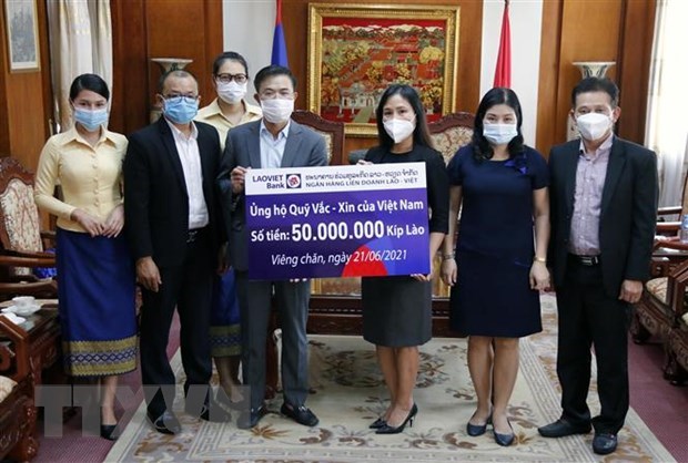 旅居老挝越南人继续为国内新冠肺炎疫情防控阻击战捐款 hinh anh 1