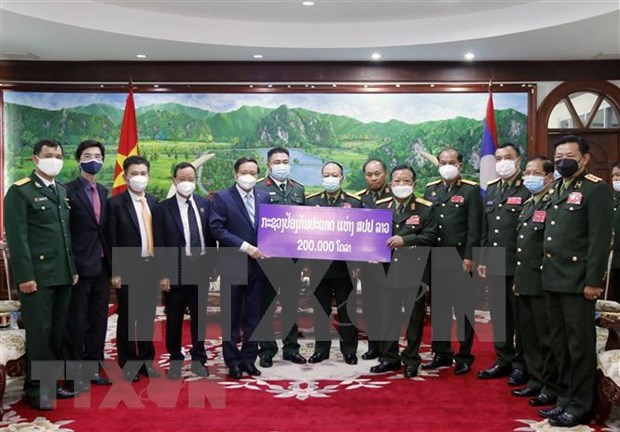 老挝国防部向越南新冠疫苗基金捐赠20万美元 hinh anh 1