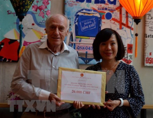 在瑞士越南人和企业向越南新冠疫情防控基金捐款 hinh anh 1