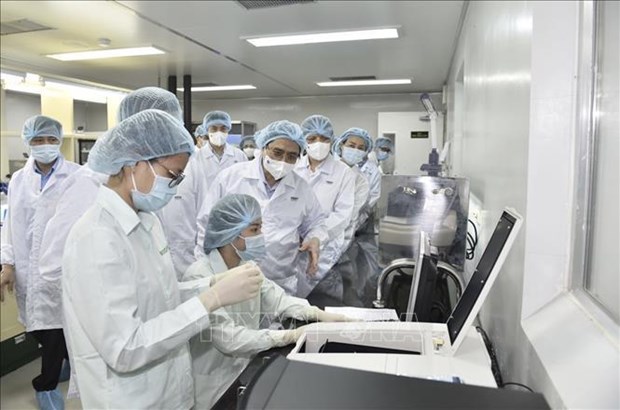 政府总理范明政要求需在2022年6月前拥有越南产的新冠疫苗 hinh anh 2