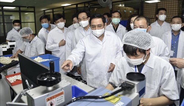 政府总理范明政要求需在2022年6月前拥有越南产的新冠疫苗 hinh anh 1