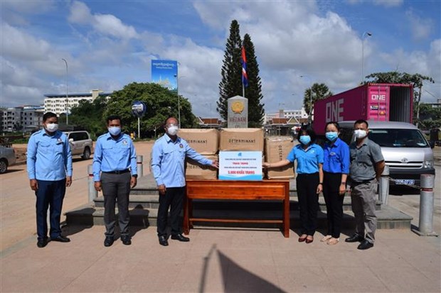 越南青年联合会向柬埔寨青年联合会赠予5000只防疫口罩 hinh anh 1