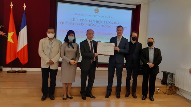 旅居法国越南人和法国朋友为越南新冠疫苗基金会捐赠2万欧元 hinh anh 1