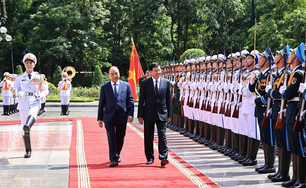 越南国家主席阮春福与夫人主持仪式欢迎老挝党中央总书记、国家主席访越 hinh anh 2