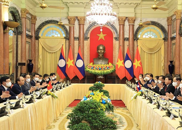 越南国家主席阮春福会见老挝人革党中央总书记、国家主席通伦 hinh anh 2