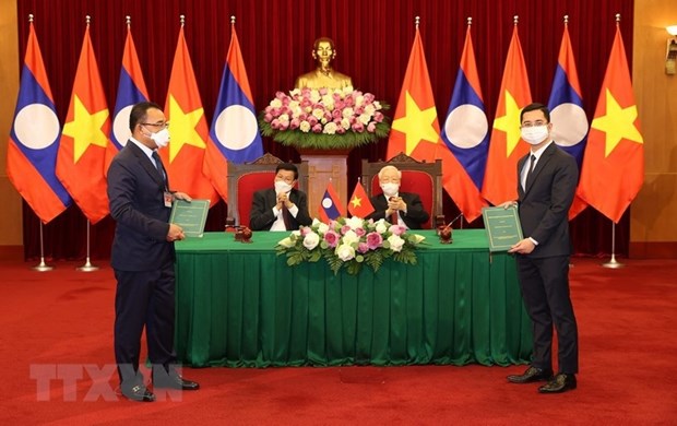 VinFast 与Phongsubthavy 集团签署在老挝销售汽车的合作协议 hinh anh 1