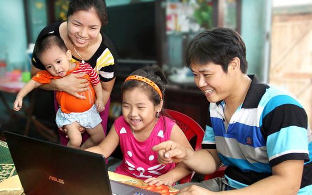 “家庭——温馨港湾”图片展推崇越南家庭的价值 hinh anh 1