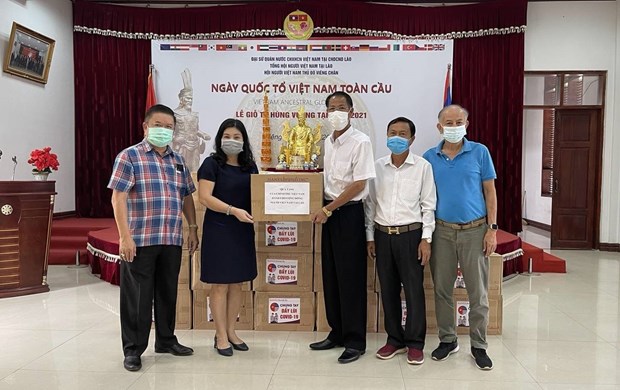 新冠肺炎疫情：向旅居老挝越南人捐赠2万只口罩 hinh anh 1