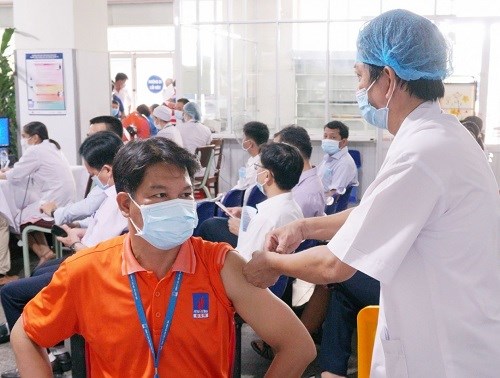 越南国家油气集团启动新冠疫苗接种 力争实现双重目标 hinh anh 1