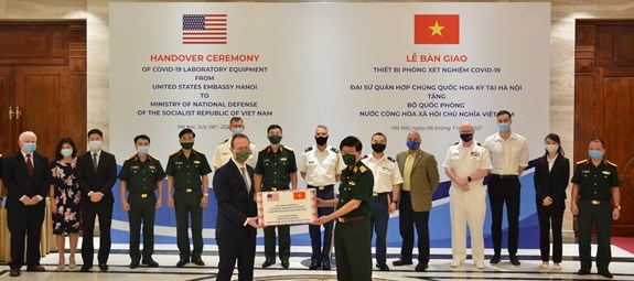 美国驻越南大使馆向越南国防部捐赠Covid-19实验室设备 hinh anh 1