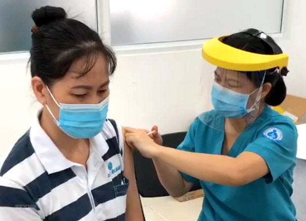 胡志明市优先为困难群众、优抚对象接种新冠疫苗 hinh anh 1