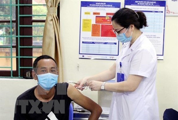 广宁省芒街市开始为边境地区人民接种新冠疫苗 hinh anh 1