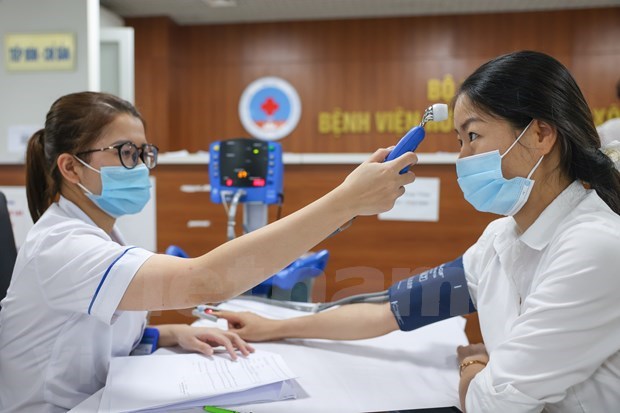 越南力争2021年底2022年初实现群体免疫目标 hinh anh 1