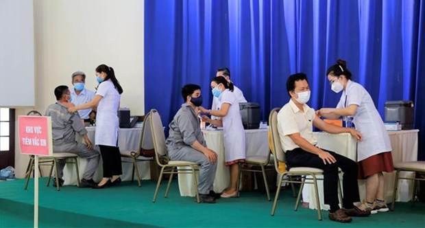 新冠肺炎疫情：广宁省工人新冠疫苗接种率超70% hinh anh 1