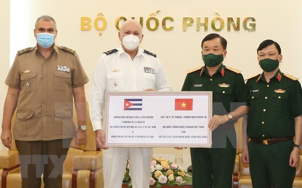 越南国防部向古巴捐赠防疫物资 hinh anh 2