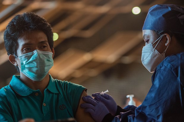 新冠肺炎疫情：印尼和新加坡逐步放宽限制措施 hinh anh 1