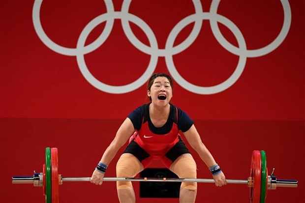 2020年东京奥运会举重比赛：越南选手黄氏缘在女子举重59公斤级中名列第五位 hinh anh 1