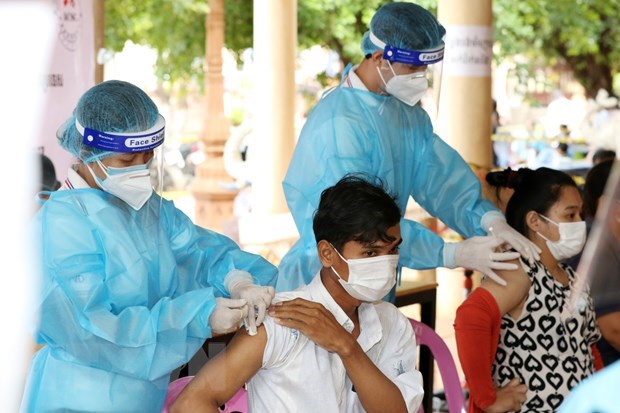 新冠肺炎疫情：柬埔寨为防疫一线工作者打第三针疫苗 hinh anh 1
