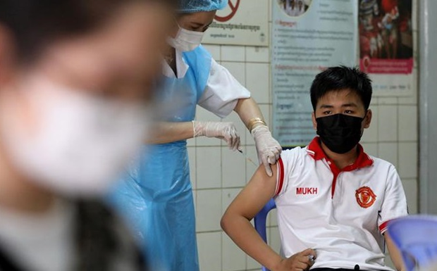 新冠肺炎疫情：柬埔寨为防疫一线工作者打第三针疫苗 hinh anh 2