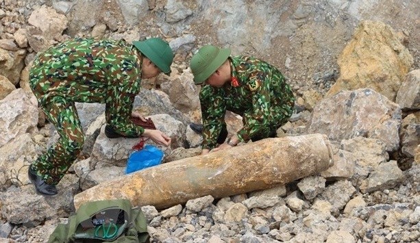 广平省及时安全处理一枚重达200公斤的战争遗留炸弹 hinh anh 1