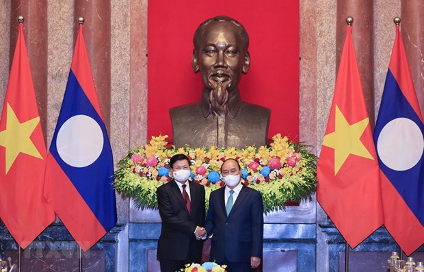 国家主席阮春福对老挝进行正式友好访问：彰显越南对老挝的鼎立和全方位支持 hinh anh 1