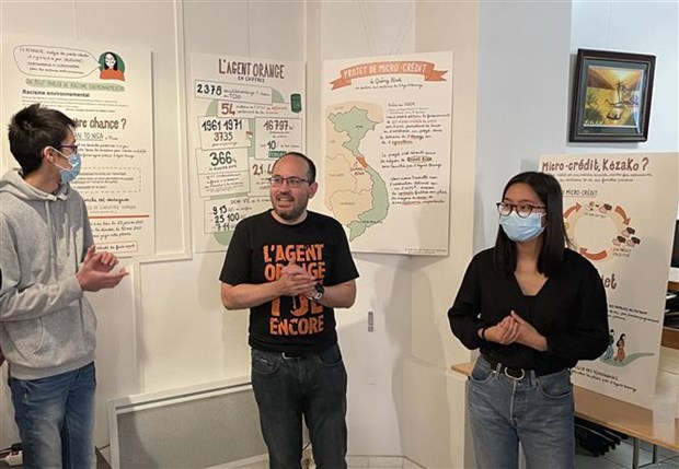 越南橙剂灾害信息图画展首次在法国举行 hinh anh 2
