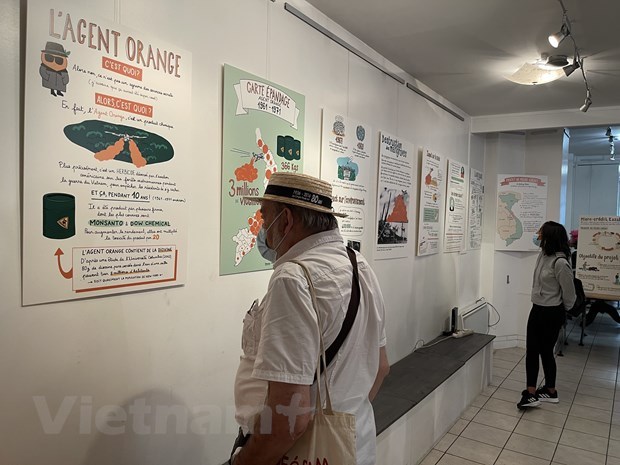 越南橙剂灾害信息图画展首次在法国举行 hinh anh 1