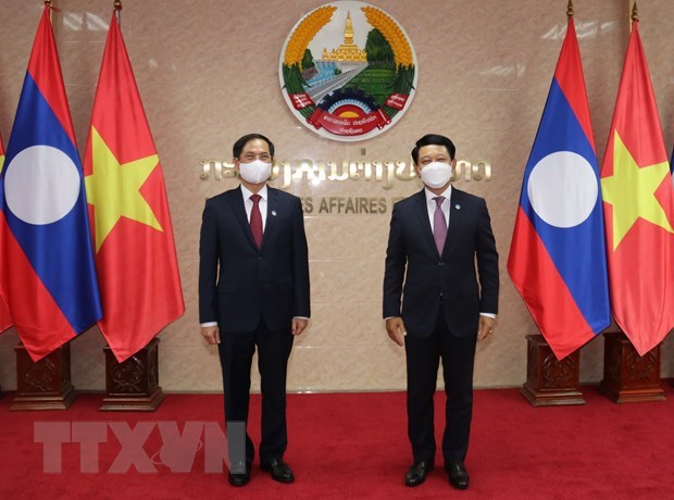 越南外交部部长裴青山会见老挝外交部部长 hinh anh 1