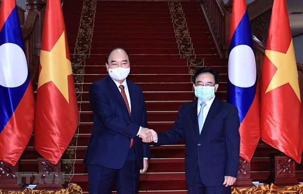 越南国家主席阮春福会见老挝总理和前党、国家领导人 hinh anh 1