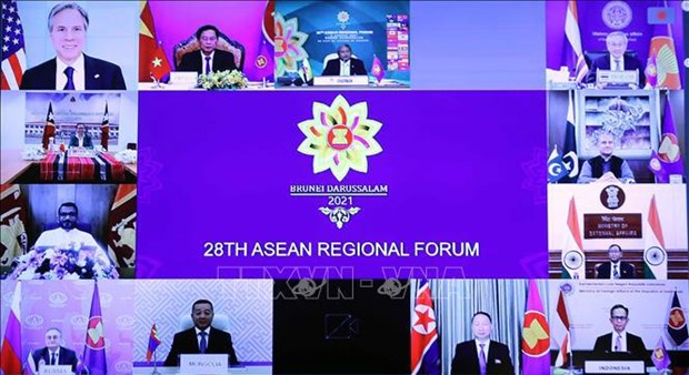 第28届东盟地区论坛外长会发表主席声明 呼吁维护东海的航行自由与安全 hinh anh 1