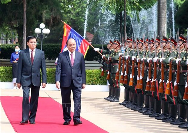 老挝总书记、国家主席以最高礼遇欢迎越南国家主席阮春福一行访问 hinh anh 1