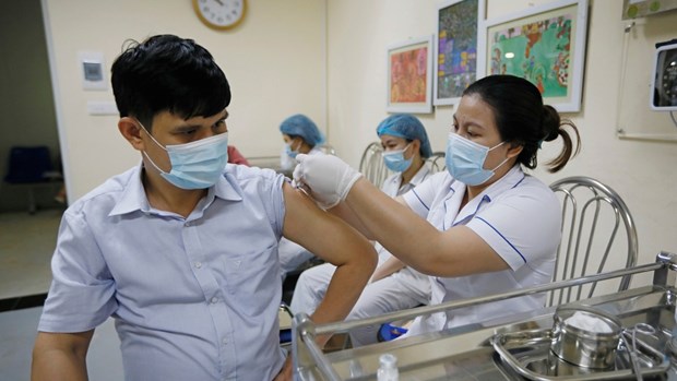 河内力争实现为95%的人民群众接种新冠疫苗的目标 hinh anh 1