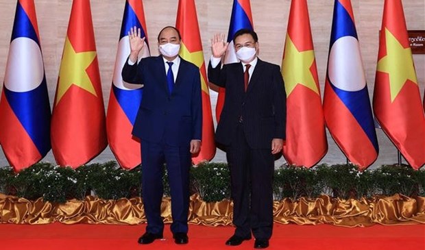 老挝媒体密集报道越南国家主席阮春福对老挝进行的正式友好访问 hinh anh 1