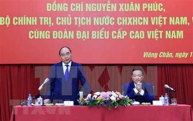 越南国家主席阮春福会见旅老越南人社群和在老越南企业代表 hinh anh 1