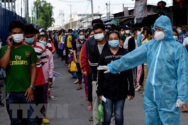新冠肺炎疫情：柬埔寨担忧从泰国返回的大量劳动者时新冠患者将快速增加 hinh anh 1