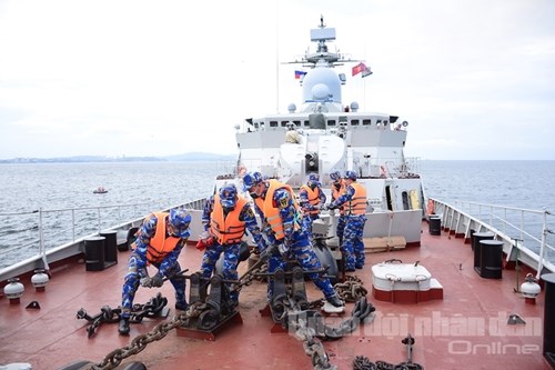 越南人民海军参赛队：海上训练科目在俄罗斯训练结果突出 hinh anh 1