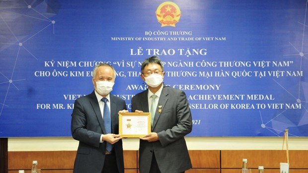 越南工贸部向韩国驻越南贸易参赞授予纪念章 hinh anh 1