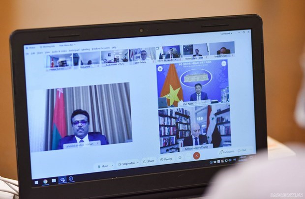越南外交部副部长范光校与中东各国常驻和兼任驻越南大使和临时代办举行视频会议 hinh anh 1