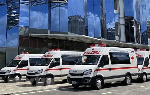 新冠肺炎疫情：长海汽车股份公司向胡志明市捐赠救护车和移动疫苗接种车 hinh anh 1