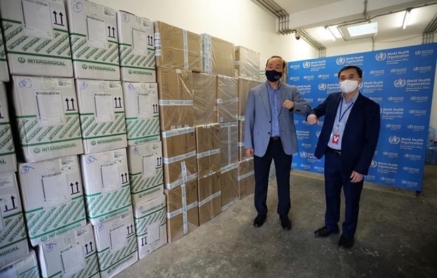 世卫组织向越南卫生部移交价值超过40万美元的医疗物资援助 hinh anh 2