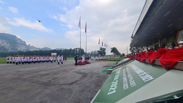 越南举行2021年国际军事比赛参赛国国旗升旗仪式 hinh anh 1