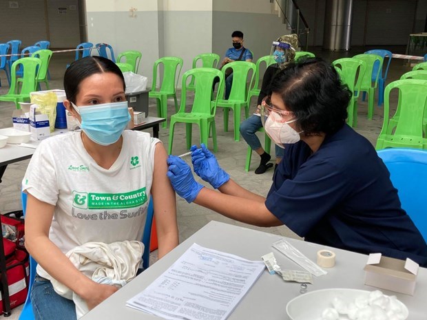 越南驻马来西亚大使馆为越南侨胞开展疫苗接种工作 hinh anh 1