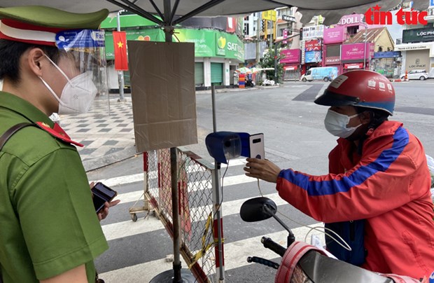 胡志明市在新冠疫情检查站安装100台扫描识别QR码的摄像头 hinh anh 1