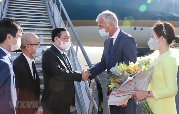 越南国会主席王廷惠抵达比利时 开始欧洲议会和比利时访问之行 hinh anh 1