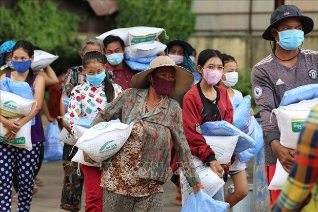 开展第二批紧急援助 救助受疫情影响的旅柬越南人 hinh anh 1