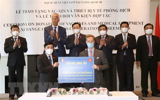 国会主席王廷惠出席疫苗和医疗物资捐赠仪式和各项合作协议签字仪式 hinh anh 1