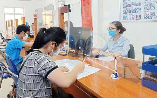 新冠肺炎疫情：胡志明市社会保险已向260万名劳动者提供援助 hinh anh 1