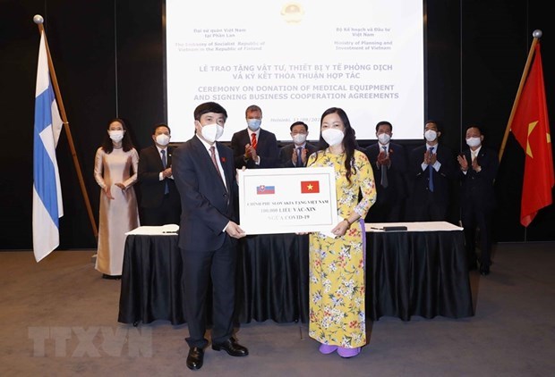 越南国会主席王廷惠出席防疫物资和医疗设备交接仪式和部分合作协议签字仪式 hinh anh 1