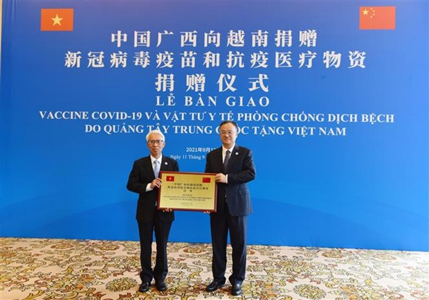 中国广西壮族自治区向越南捐赠80万剂新冠疫苗 hinh anh 1