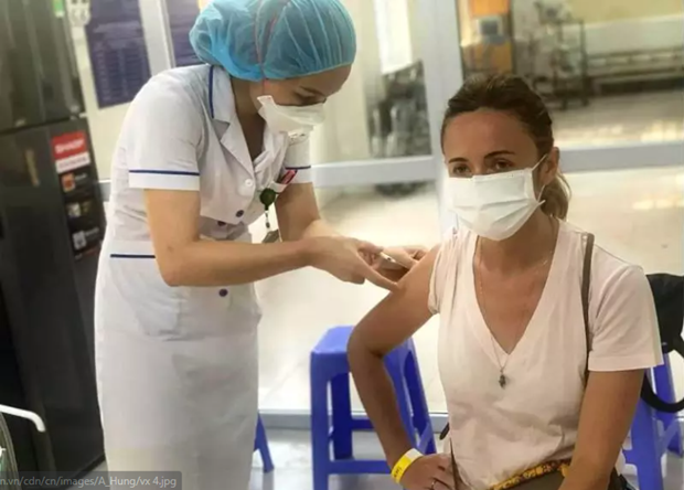 新冠疫苗接种：越南人、外国人一视同仁 hinh anh 2